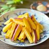 べちゃっとならない「さつまいもの素揚げ」レシピ。カリホク食感に仕上げるコツは？