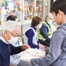 東市ヶ尾小４年　学援隊に感謝伝える　草木染め体験会に招待
