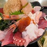 富山駅ナカで大漁！大量！ブリ、カニ、シロエビ、のどぐろ…富山湾の恵み全部のせ海鮮丼【カニ海鮮問屋　魚どん亭】