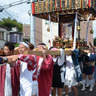 神輿が街を練り歩く