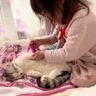 女の子が『猫を患者』にしてお医者さんごっこを始めた結果…思わず感動の『関係性』が446万再生「見ているだけで幸せ」「健気すぎて泣ける」