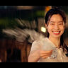 TWICE・ダヒョン、雨の中で大はしゃぎ！初恋の甘酸っぱさにきゅんとなる【映画『あの夏、僕たちが好きだったソナへ』本編映像「⾬のバス停編」解禁】