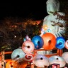 紅葉ライトアップ夜間拝観！壷阪寺で「光の巡礼」開催！和傘アートが彩る幻想的な秋の夜