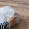 しっかり閉じるのにほどきやすい“「レジ袋」の賢い結び方”「瞬時に結べる」「生ゴミの管理がラクになる」