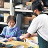 中学生が職業体験　文化財のレトロカフェで
