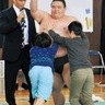 大相撲藤沢場所　子どもたちと「はっけよい」　力士が市内で出張交流