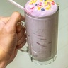 怪しい雰囲気プンプン……　ねるねるねるねをジョッキでゴクゴク！