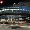 臨時の道路標示「赤い線」は変更、点字ブロックも改善、円形デッキ周辺、完成時は照明効果
