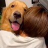 大型犬を愛しすぎている娘が、台所で抱きつきまくり…まさかの『母に助けを求める光景』が162万再生「困り顔で可愛いｗ」「気持ちはわかる」