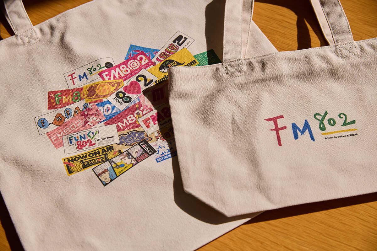 ユニクロの旗艦店「UNIQLO UMEDA」、FM802とコラボしたTシャツ