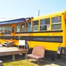 沖縄・北谷町の『ブックパーラー砂辺書架』。“好き”を乗せて、地域を結ぶ黄色い古本屋さんへ