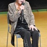 佐竹波奈世さん（阿久和東）　101歳、舞台で熱唱　文化祭を盛り上げる