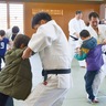 山手署　インターの児童と交流　日本の武道を伝える
