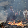 無病息災、炎に願い　愛川・八菅神社で火渡り